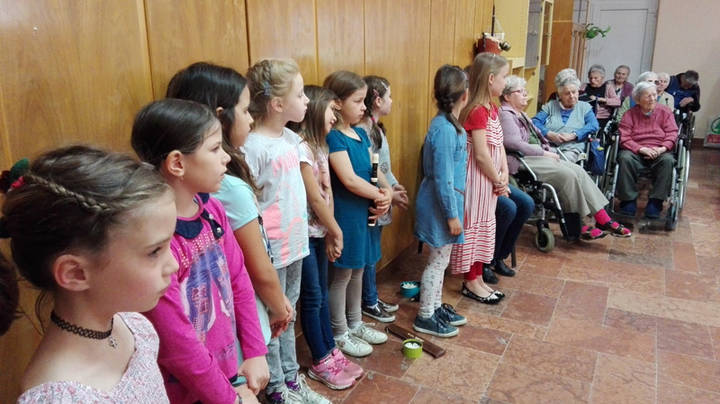 Az iskolsok anyk napi msora